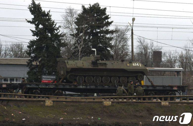 23일 (현지시간) 우크라이나 도네츠크와 접경인 러시아 로스토프에서 장갑차가 기차에 실려 있다. © AFP=뉴스1