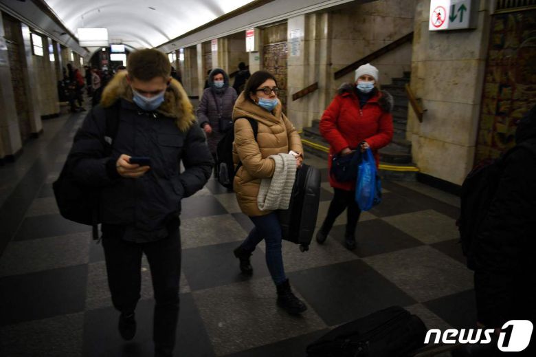 24일 러시아가 우크라이나에 대한 전면 공격을 감행한 가운데 우크라이나 키예프의 행인들이 짐을 짊어진 채 지하철역으로 들어가고 있다. © AFP=뉴스1