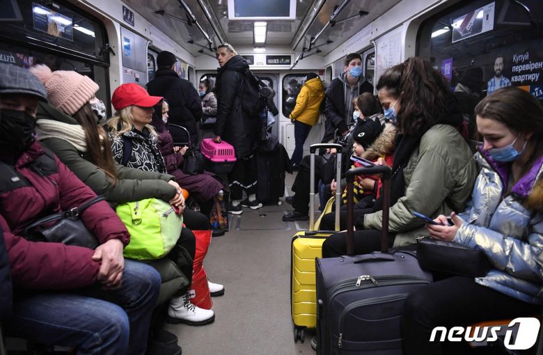 24일(현지시간) 우크라이나 키예프 지하철 안에서 가방을 든 사람들이 앉아 있다. 우크라이나 전역 도시들이 러시아의 미사일 공격과 포격으로 타격을 입으면서 키예프 시내에 공습 사이렌이 울렸다. 2022.02.24/news1 © AFP=뉴스1 © News1 김민수 기자