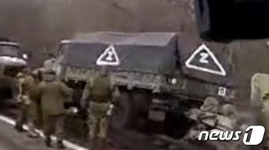 'Z' 표시가 되어 있는 러시아 군 추정 호송차량.(트위터 갈무리)© 뉴스1