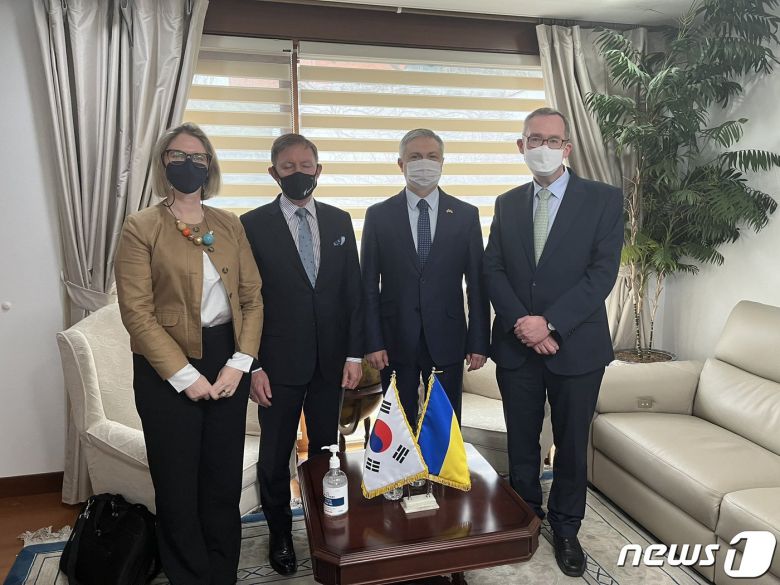 콜린 크룩스 주한영국대사(오른쪽)가 25일 호주·뉴질랜드 대사관 소속 외교관들과 함께 드미트로 포노마렌코 우크라이나대사를 예방했다. (크룩스 트위터) © 뉴스1