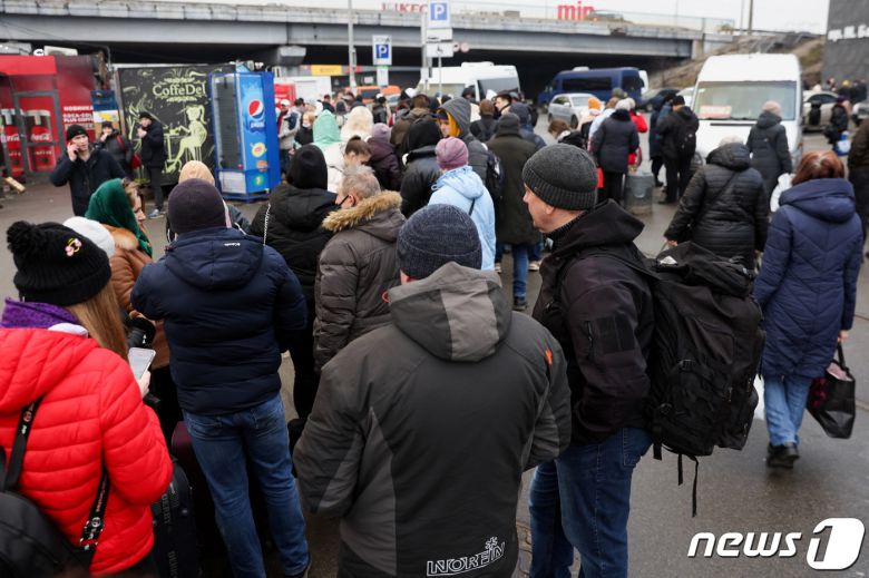 24일(현지시간) 우크라이나 키예프 시민들이 러시아의 침공이 시작되자 서부로 피난을 가기 위해 버스 정류장에서 기다리고 있다. © 로이터=뉴스1 © News1 김민수 기자