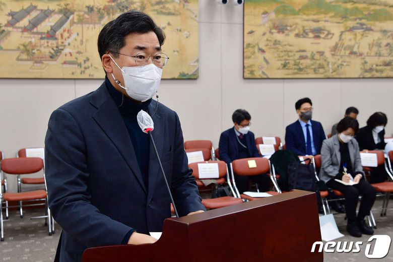 25일 국회에서 열린 교육위원회 전체회의에서 법안심사 소위원장을 맡고 있는 박찬대 민주당 간사가 법안심사 결과보고를 하고 있다. 2021.11.25/뉴스1 © News1 오대일 기자