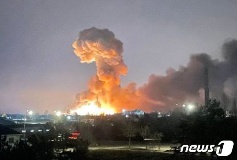 블라디미르 푸틴 러시아 대통령이 우크라이나 침공을 공식화하면서 곳곳에서 포성과 폭발이 잇따르고 있다. 사진은 24일(현지시간) 폭격에 인한 폭발로 불타고 있는 우크라이나 수도 키예프 일대.(우크라이나 대통령실 제공)2022.2.24/뉴스1