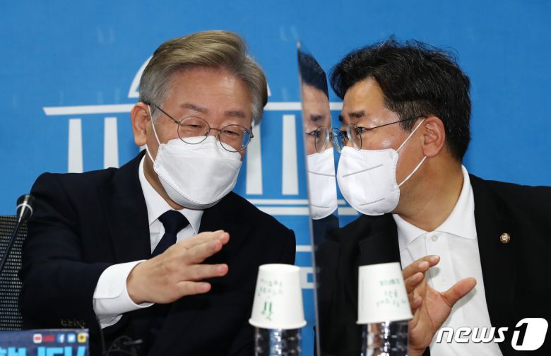 이재명 더불어민주당 대선 후보와 박찬대 민주당 선대위 수석대변인./뉴스1 © News1 오대일 기자