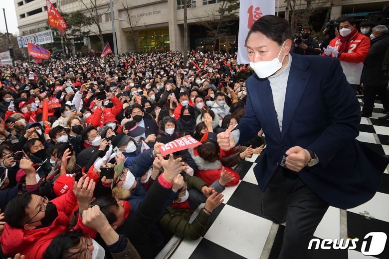 윤석열 국민의힘 대선 후보가 26일 오후 서울 양천구 목동현대백화점 앞에서 열린 '더 나은 교육, 더 좋은 문화, 행복1번지 양천 만들기' 유세에서 '어퍼컷 세리머니'를 하고 있다. 2022.2.26/뉴스1 © News1 국회사진취재단