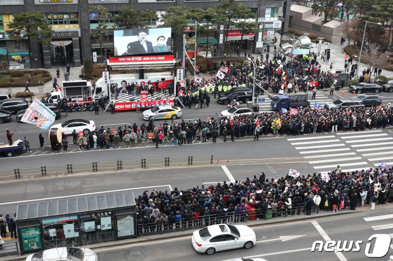 윤석열 국민의힘 대선 후보가 26일 오후 서울 구로구 홈플러스 신도림점 앞에서 열린 '구로를 디지털 굳로(Good road)로, 윤석열과 함께' 유세에서 연설을 하고 있다. 2022.2.26/뉴스1 © News1 국회사진취재단