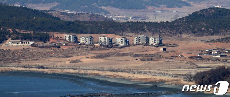 합참은 27일 "오전 7시 52분께 (평양) 순안 일대에서 동해상으로 발사된 탄도미사일로 추정되는 발사체 1발을 포착했다＂고 밝혔다. 군 당국은 탄도미사일 추정 발사체의 사거리, 정점 고도, 속도 등 제원은 현재 분석 중이다. 사진은 27일 경기 파주 오두산전망대에서 바라본 황해북도 개풍군 임한리 마을의 북한군 초소. 2022.2.27/뉴스1 © News1 김진환 기자