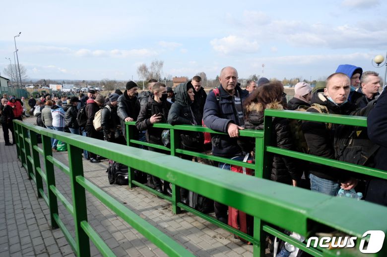 폴란드 동부의 메디카에서 26일(현지시간) 우크라이나인들이 국경에서 줄을 서고 대기하고 있다. 2022.02.26/news1 © 로이터=뉴스1 © News1 김민수 기자