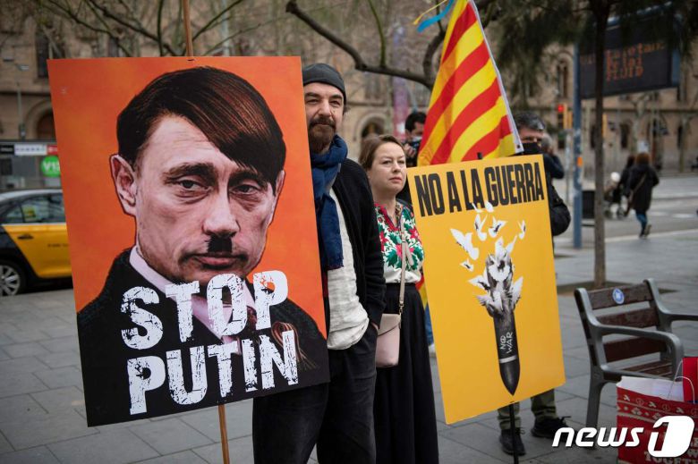 스페인 바르셀로나에서 26일(현지시간) 러시아의 우크라이나 침공을 반대하는 시위대가 서 있다. © AFP=뉴스1 © News1 김민수 기자