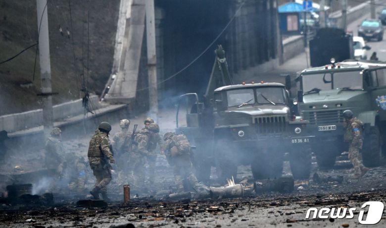 26일(현지시간) 러시아의 우크라이나 침공 속 키예프에서 러시아 군과 전투가 끝난 뒤 우크라이나 군이 불발 폭탄을 모으고 있다. © AFP=뉴스1 © News1 우동명 기자