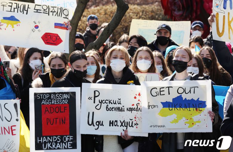 국내 체류 중인 우크라이나인들이 27일 서울 중구 러시아대사관 앞에서 러시아의 우크라이나 침공을 규탄하며 러시아에 대한 경제적 제재 등 우리나라의 적극적인 대응과 함께 국민적 관심을 호소하고 있다. 이들은 러시아군이 우크라이나에서 철수할 때까지 매주 집회를 이어갈 계획이다. 2022.2.27/뉴스1 © News1 박지혜 기자