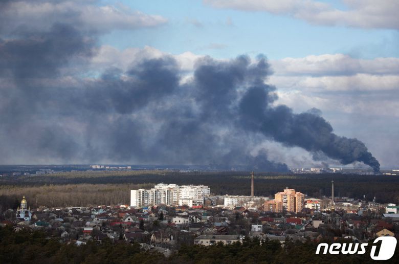 27일(현지시간) 우크라이나 키예프 외곽에서 포격 후 연기가 치솟고 있다. 2022.02.27/news1 © 로이터=뉴스1 © News1 김민수 기자