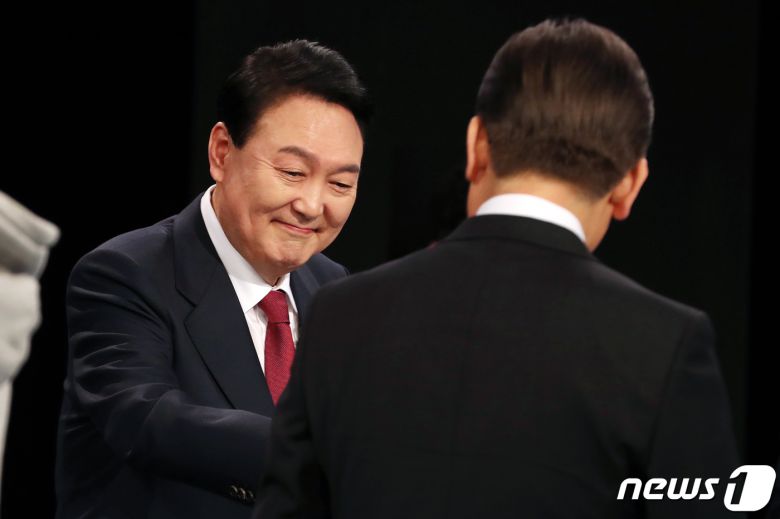 윤석열 국민의힘 대선후보와 이재명 더불어민주당 대선후보가 2일 저녁 서울 여의도 KBS 본관에서 열린 중앙선거방송토론위원회 주관 제20대 대통령선거 후보 초청 3차 법정 TV 토론회에서 인사를 나누고 있다. 2022.3.2/뉴스1 © News1 이동해 기자
