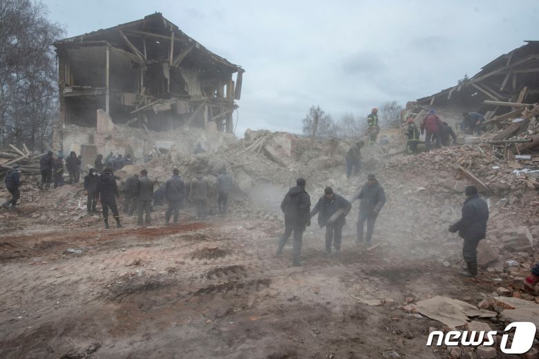지난달 28일(현지시간) 우크라이나 북동부 수미주의 오흐티르카 마을에 러시아군의 공습을 받아 군사 기지가 파괴된 모습. 2022.02.28/news1 © 로이터=뉴스1 © News1 김민수 기자