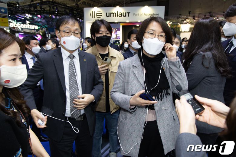 구현모 KT 대표(왼쪽)와 임혜숙 과학기술정보통신부 장관이 28일(현지시간) 스페인 바르셀로나 피라그란비아 전시장에서 개막한 모바일월드콩그레스(MWC) 2022 KT부스를 둘러보고 있다. 2022.2.28/뉴스1 © News1 유승관 기자