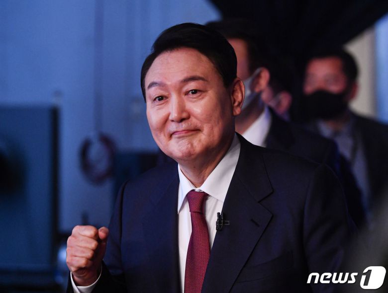 윤석열 국민의힘 대선 후보가 2일 오후 서울 여의도 KBS 본관에서 열린 중앙선거방송토론위원회 주관 제20대 대통령선거 후보 초청 3차 법정 TV 토론회에 참석하고 있다. 2022.3.2/뉴스1 © News1 이동해 기자