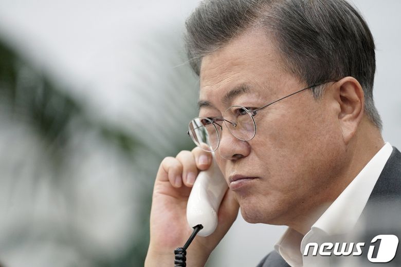 문재인 대통령이 2020년 4월10일 오후 청와대 여민관 소회의실에서 볼로디미르 젤렌스키 우크라이나 대통령과 통화하고 있다. (청와대 제공) 2020.4.10/뉴스1