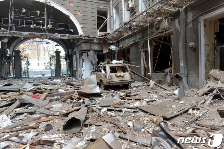 2일 (현지시간) 러시아 군의 포격을 받은 우크라이나 하르키우의 헌법 광장 인근 건물이 초토화된 모습이 보인다. © AFP=뉴스1 © News1 우동명 기자