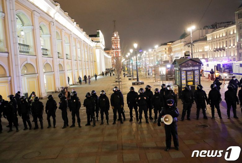 2일 (현지시간) 러시아 상트페테르부르크에서 경찰이 우크라이나 침공을 반대하는 시위 지역을 봉쇄하고 있다. © 로이터=뉴스1 © News1 우동명 기자