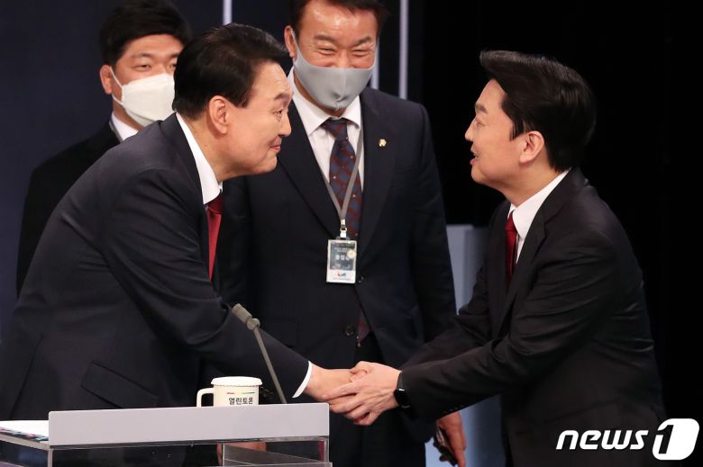 윤석열 국민의힘 대선후보와 안철수 국민의당 대선후보가 2일 저녁 서울 여의도 KBS 본관에서 열린 중앙선거방송토론위원회 주관 제20대 대통령선거 후보 초청 3차 법정 TV 토론회에서 인사를 나누고 있다. 이후 단독 회동을 가진 윤, 안 후보는 3일 새벽 전격적으로 후보 단일화에 합의했다. © News1 이동해 기자