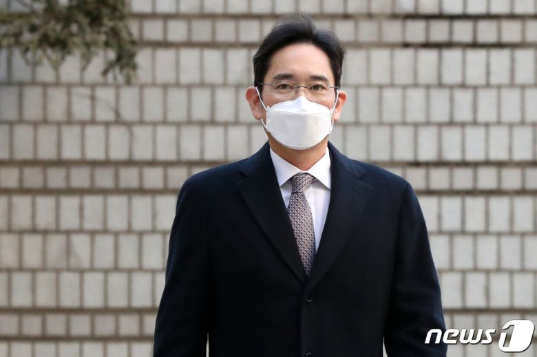 부당합병과 회계부정 등의 의혹을 받고 있는 이재용 삼성전자 부회장이 24일 오전 서울 서초구 서울중앙지방법원에서 열린 자본시장과 금융투자업에 관한 법률 위반 혐의 관련 공판에 출석하고 있다. 2022.2.24/뉴스1 © News1 민경석 기자