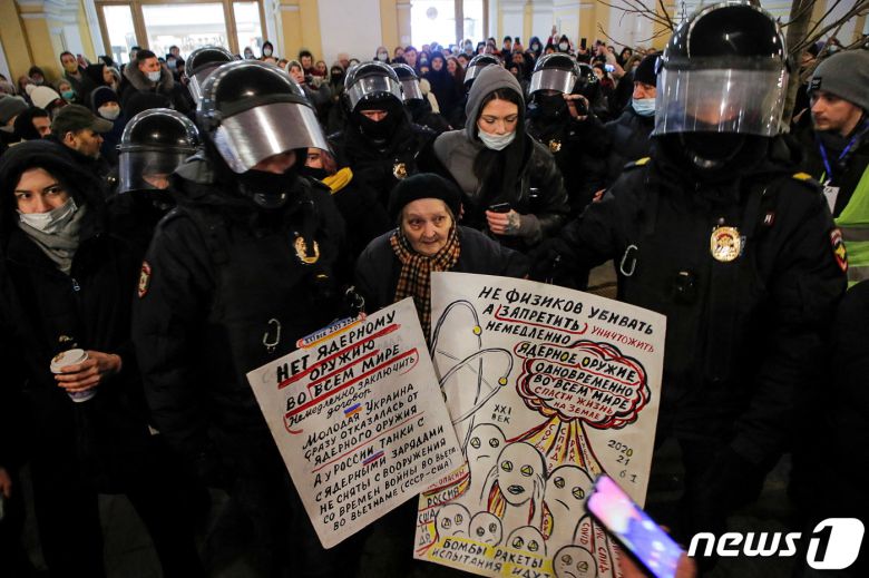 2일(현지시간) 러시아 상트페테르부르크에서 유명 사회운동가 겸 예술인 옐레나 오시포바(77)가 반전 시위 도중 경찰에 체포되고 있다. © 로이터=뉴스1 © News1 정윤미 기자
