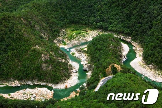 기암괴석과 울창한 숲,맑은 계곡에 자리한 고찰을 둔 불영사 계곡 © News1