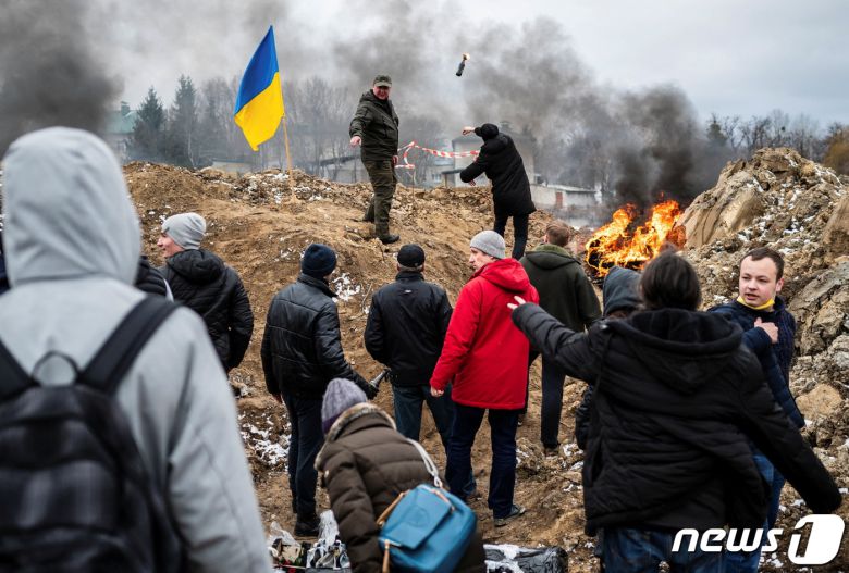 러시아의 우크라이나 침공이 계속되고 있는 가운데 1일 우크라이나 지토미르에서 도시 방어를 위해 우크라 시민들이 화염병 던지기 연습을 하고 있다. © 로이터=뉴스1 © News1 이성철 기자