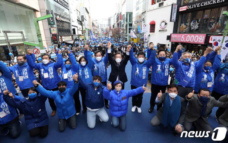 이재명 더불어민주당 대선후보가 7일 오후 부산 중구 광복로에서 '이재명 준비됐나! 준비됐다!' 부산 집중유세를 갖고 지지를 호소하고 있다. 2022.3.7/뉴스1 © News1 오대일 기자