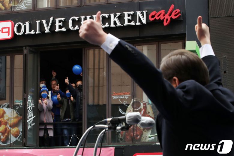 7일 오후 부산 중구 광복로에서 열린 이재명 더불어민주당 대선후보의 '이재명 준비됐나! 준비됐다!' 부산 집중유세에서 시민들이 이 후보에게 지지를 보내고 있다. 2022.3.7/뉴스1 © News1 오대일 기자