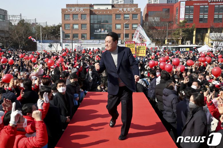 윤석열 국민의힘 대선 후보가 7일 오전 경기 구리시 구리역광장에서 유권자들에게 지지를 호소하며 어퍼컷 세리머니를 하고 있다. 2022.3.7/뉴스1 © News1 국회사진취재단