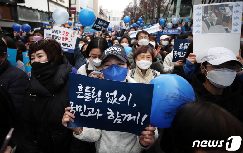 7일 오후 부산 중구 창선삼거리에서 열린 이재명 더불어민주당 대선후보의 부산 집중유세에서 지지자들이 이 후보의 이름을 연호하고 있다. 2022.3.7/뉴스1 © News1 오대일 기자
