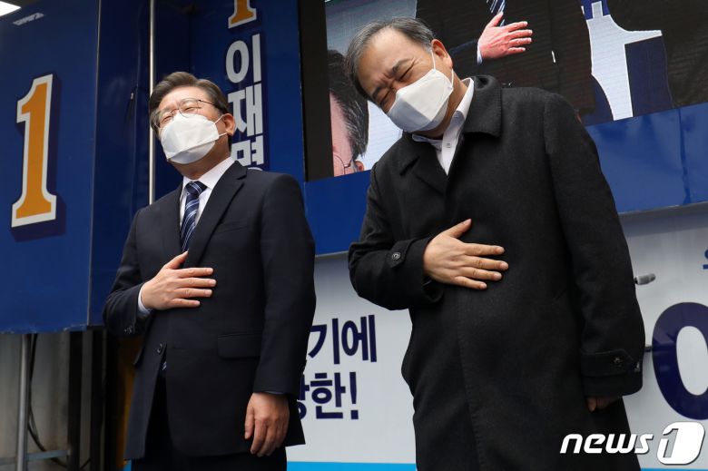 이재명 더불어민주당 대선후보가 7일 오후 부산 중구 광복로에서 '이재명 준비됐나! 준비됐다!' 부산 집중유세를 갖고 개비스콘 배우 김하균 씨와 지지를 호소하고 있다. 2022.3.7/뉴스1 © News1 오대일 기자