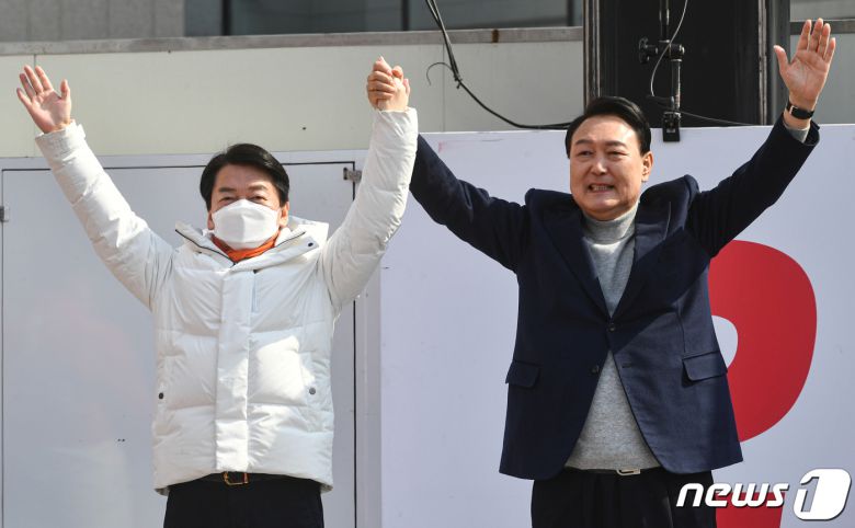 윤석열 국민의힘 대선 후보가 7일 경기도 하남시 신장동 스타필드 앞에서 열린 "시민이 행복한 나라, 시민이 주인 되는 나라＂ 선거 유세에서 안철수 국민의당 대표와 지지를 호소 하고 있다. 2022.3.7/뉴스1 © News1 국회사진취재단