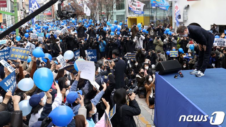 이재명 더불어민주당 대선후보가 7일 오후 부산 중구 광복로에서 '이재명 준비됐나! 준비됐다!' 부산 집중유세를 갖고 지지를 호소하고 있다. 2022.3.7/뉴스1 © News1 오대일 기자