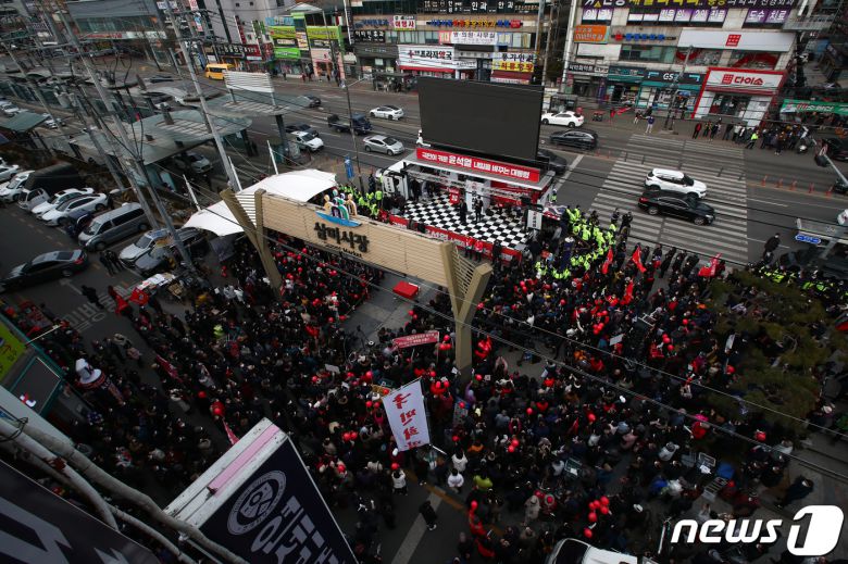 윤석열 국민의힘 대선후보가 7일 경기 시흥시 삼미시장 앞에서 “시흥스마트허브 잘 키워서 대한민국 미래 먹거리 마련하겠습니다” 유세를 갖고 지지를 호소하고 있다. 2022.3.7/뉴스1 © News1 국회사진취재단