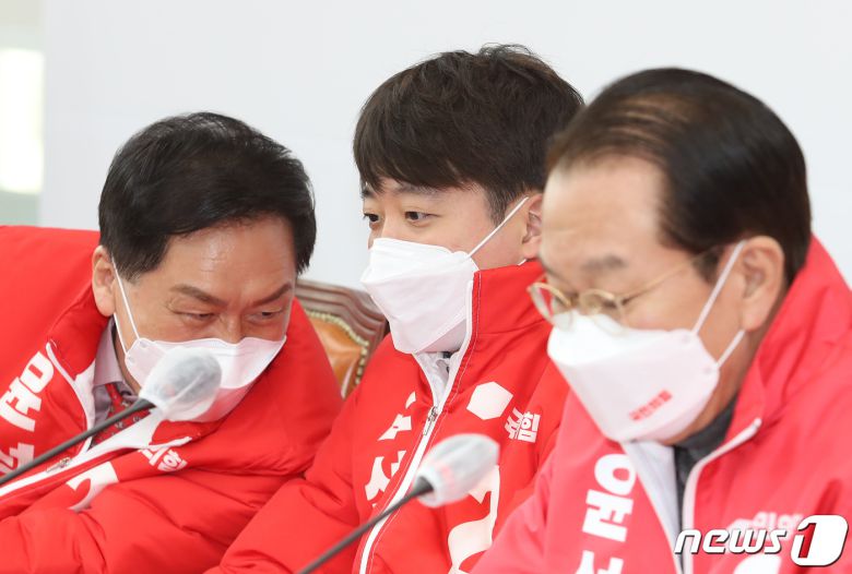 국민의힘 이준석 대표와 김기현 원내대표가 7일 오전 국회에서 열린 확대선거대책본부회의에서 대화를 하고 있다. 오른쪽은 권영세 선거대책본부장. 2022.3.7/뉴스1 © News1 이동해 기자