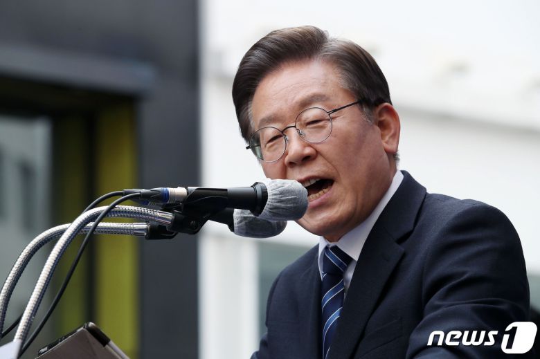 이재명 더불어민주당 대선후보가 7일 오후 부산 중구 광복로에서 '이재명 준비됐나! 준비됐다!' 부산 집중유세를 갖고 지지를 호소하고 있다. 2022.3.7/뉴스1 © News1 오대일 기자