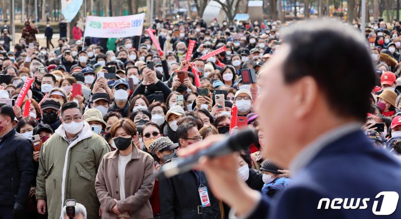 7일 경기도 안양시 평촌중앙공원에서 열린 윤석열 국민의힘 대선후보 경기 안양 유세장을 찾은 지지자들이 윤 후보 연설을 듣고 있다. 2022.3.7/뉴스1 © News1 국회사진취재단