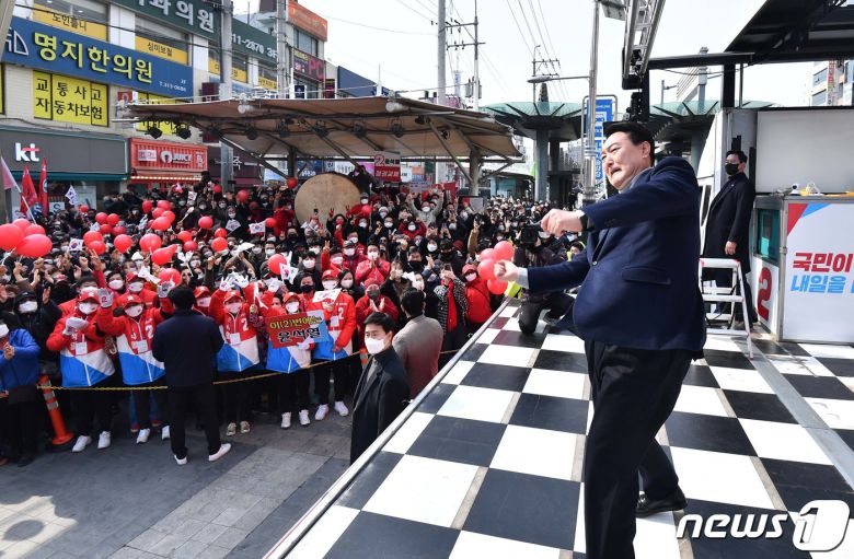 윤석열 국민의힘 대선후보가 7일 경기 시흥시 삼미시장 앞에서 “시흥스마트허브 잘 키워서 대한민국 미래 먹거리 마련하겠습니다” 유세를 갖고 지지를 호소하고 있다. 2022.3.7/뉴스1 © News1 국회사진취재단