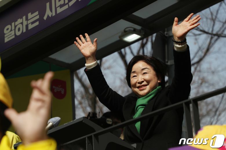 심상정 정의당 대통령선거 후보가 7일 충북대학교 중문 유세차에 올라 학생들에게 인사하고 있다. 2022.3.7/뉴스1 © News1 김용빈 기자