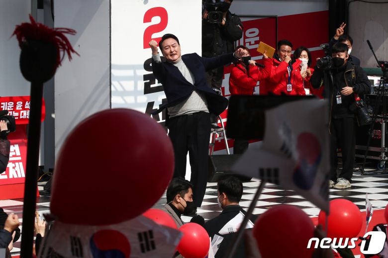 윤석열 국민의힘 대선후보가 7일 경기 시흥시 삼미시장 앞에서 “시흥스마트허브 잘 키워서 대한민국 미래 먹거리 마련하겠습니다” 유세를 갖고 지지를 호소하고 있다. 2022.3.7/뉴스1 © News1 국회사진취재단