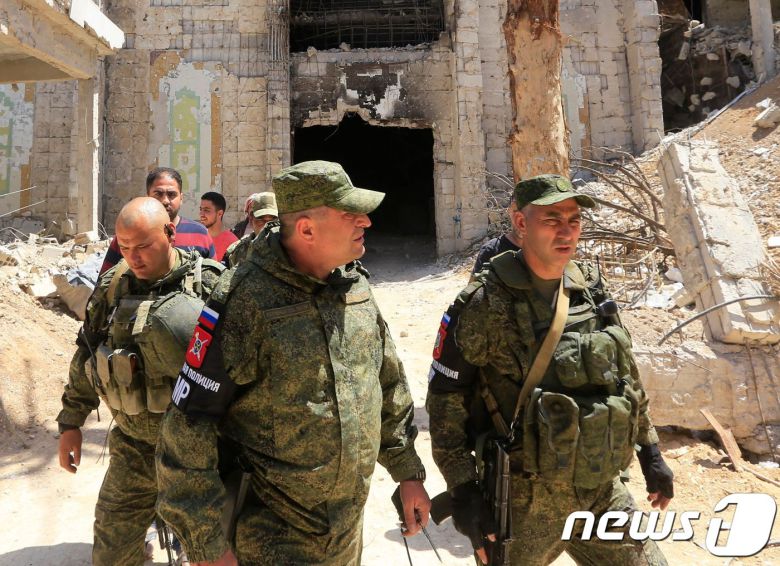 16일 (현지시간) 시라아 반군이 떠난 다마스쿠스 외곽 두마에서 러시아 군이 순찰을 하고 있다. © AFP=뉴스1 © News1 우동명 기자