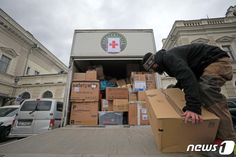 6일(현지시간) 우크라이나 접경 도시인 폴란드 프셰미실 중앙역에서 독일인 자원봉사자가 우크라이나에 전하기 위해 유럽 각지에서 모인 구호 물품을 싣고 있다. 2022.3.7/뉴스1 © News1 조태형 기자