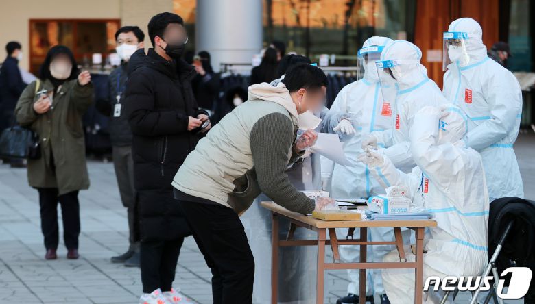 제20대 대통령선거 사전투표 이틀째인 5일 오후 서울역 설치된 남영동 사전투표소에서 코로나19 확진자 및 자가격리자들이 투표에 앞서 신원 확인을 하고 있다. 2022.3.5/뉴스1 © News1 김진환 기자