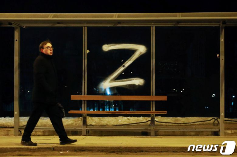 러시아 상트페테르부르크 한 버스 정류장에 러시아의 우크라이나 침공 승리를 기원하는 Z 표식이 그려져 있다. 2022. 3. 4. © 로이터=뉴스1 © News1 최서윤 기자