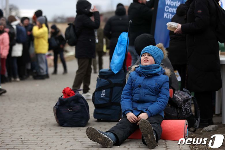 8일(현지시간) 우크라이나 접경 지역인 폴란드 메디카 국경검문소 인근 쉼터에서 한 피란 아동이 앉아서 대기하고 있다. 이날 유엔난민기구는 조만간 우크라이나를 탈출하는 난민의 수가 200만명이 넘을 것이라고 밝혔다. 2022.3.9/뉴스1 © News1 조태형 기자