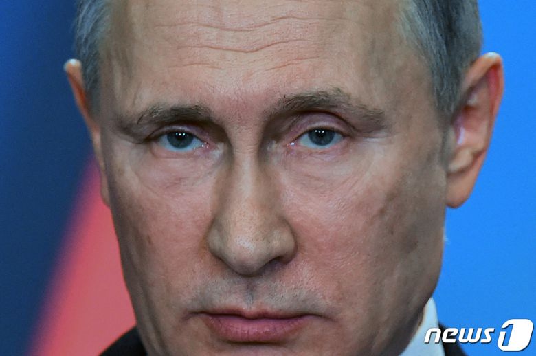 블라디미르 푸틴 러시아 대통령이 24일(현지시간) 우크라이나에서 "군사작전＂을 선포하고, 서방의 분노와 세계적인 호소에 저항하며 그곳의 군인들에게 무기를 내려놓지 말 것을 요구 전쟁을 개시하다. 사진은 2019년 2월 20일 블라디미르 푸틴 러시아 대통령은 모스크바에서 연례 국정연설을 하는 모습. © AFP=뉴스1 © AFP=뉴스1 © News1 이동원 기자