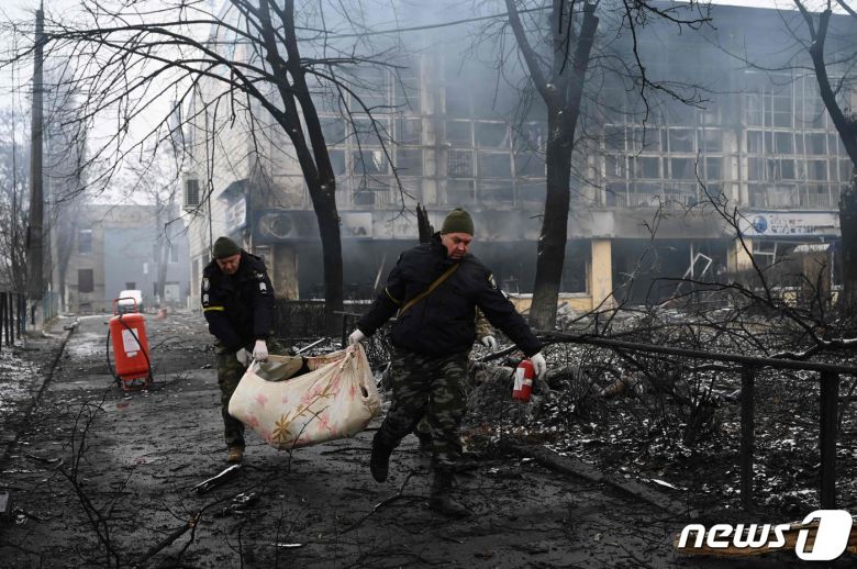 2일 (현지시간) 러시아 군의 공습을 받아 폭발한 우크라이나 수도 키이우의 TV 타워 주변에서 경찰이 시신을 옮기고 있다. © AFP=뉴스1 © News1 우동명 기자